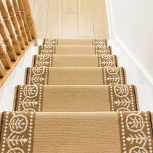Овальный ковровая дорожка с укладкой на лестницу в частный дом